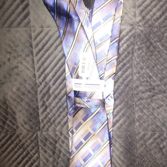 New tie - Picture 3 of 4